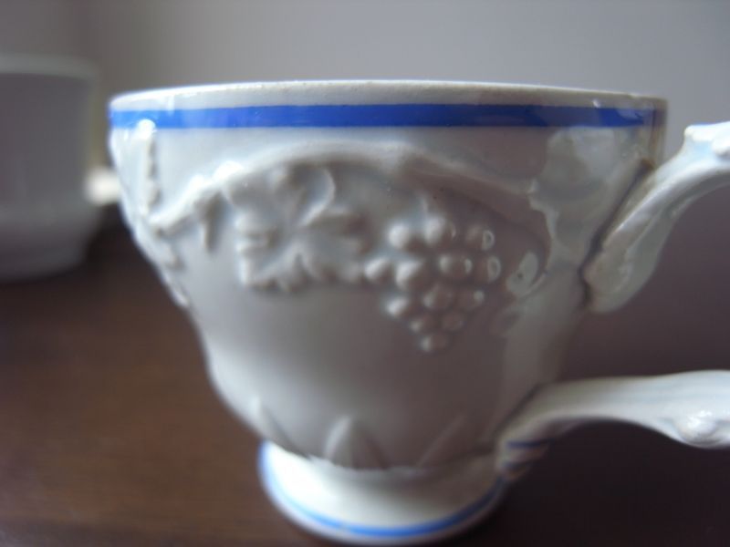 クレイユモントローのレリーフカップ アンティーク - テーブルB