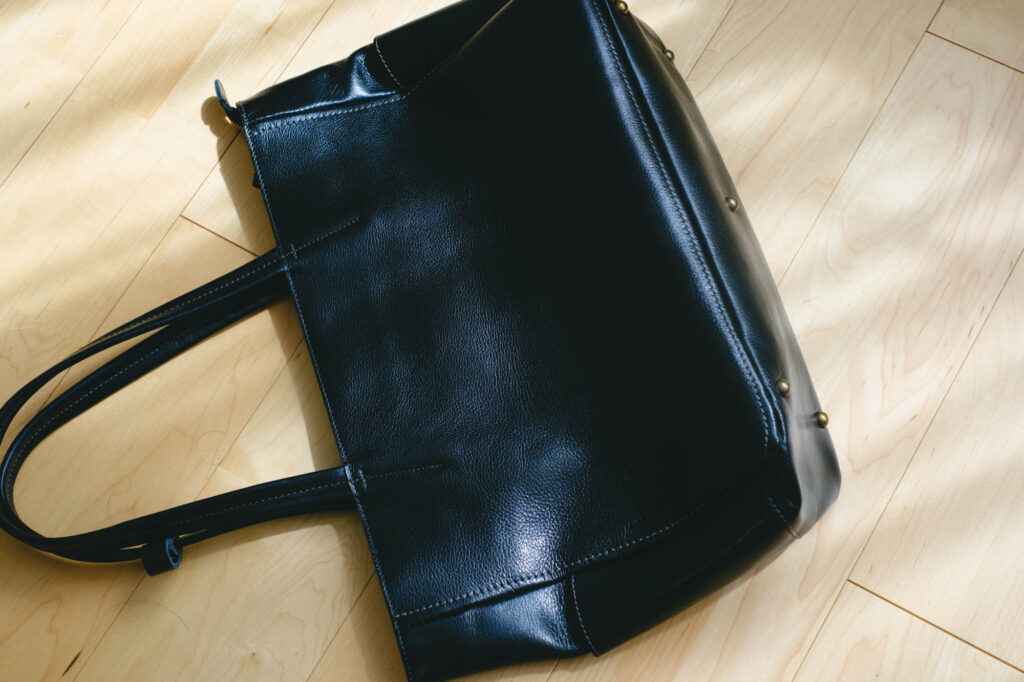 大きめサイズでちょっとした出張にも。ハンズのレザー・トートバッグが