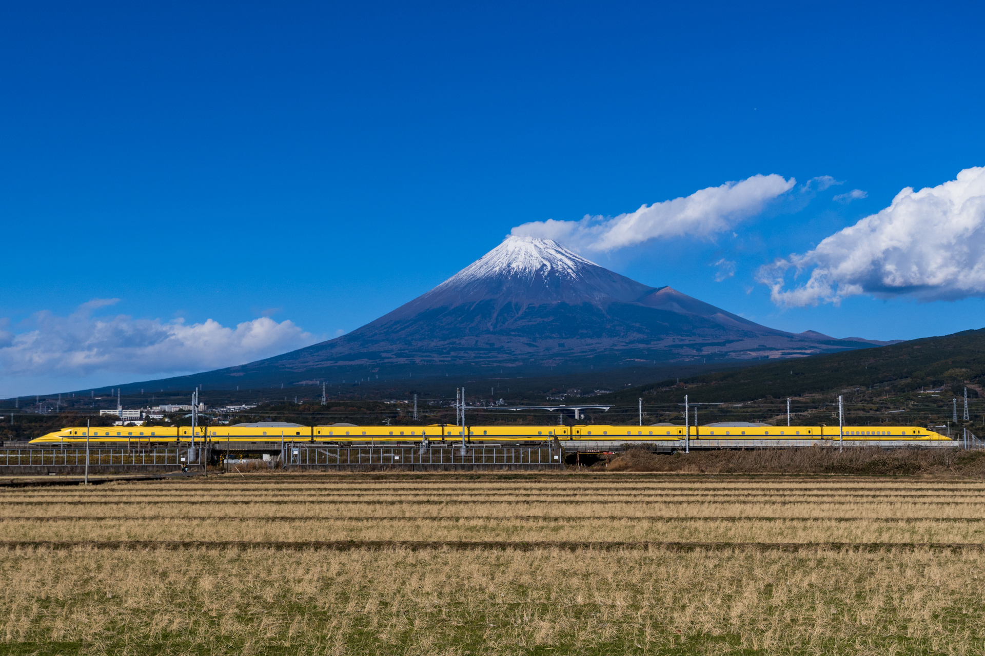 富士山をバックに走るドクターイエローを撮りに静岡県富士市に行ってき