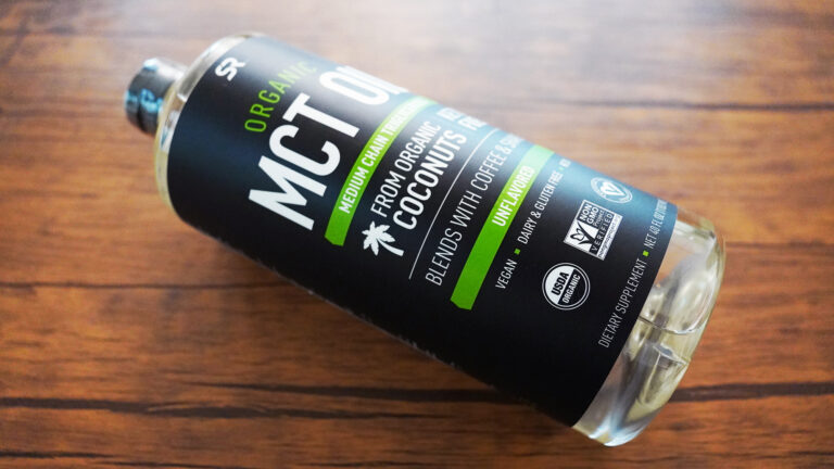 コストコのオーガニックMCTオイルはサッと使えるボトルタイプだから