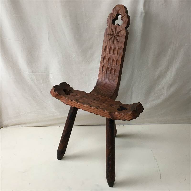 素朴で温かみのある木彫りのシェファードチェア 高80×幅48.5×奥38cm