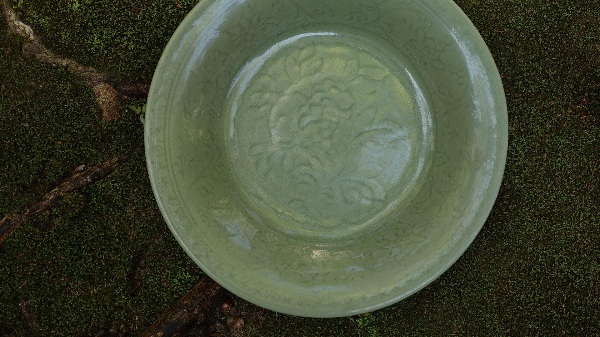 天龍寺青磁刻花牡丹文大盤（明時代 / 所載品） - 天平堂（TENPYODO）