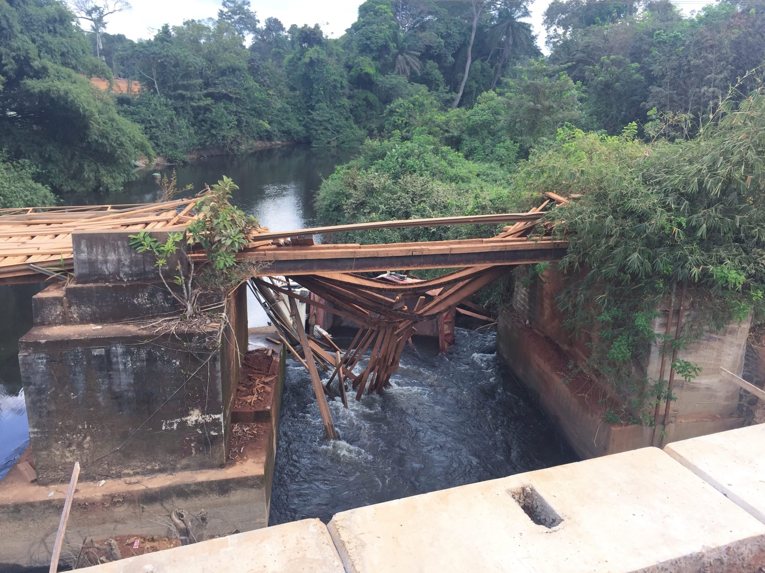 コートジボワール その3 新たなトラブルが続出！試練の国境越え / Team