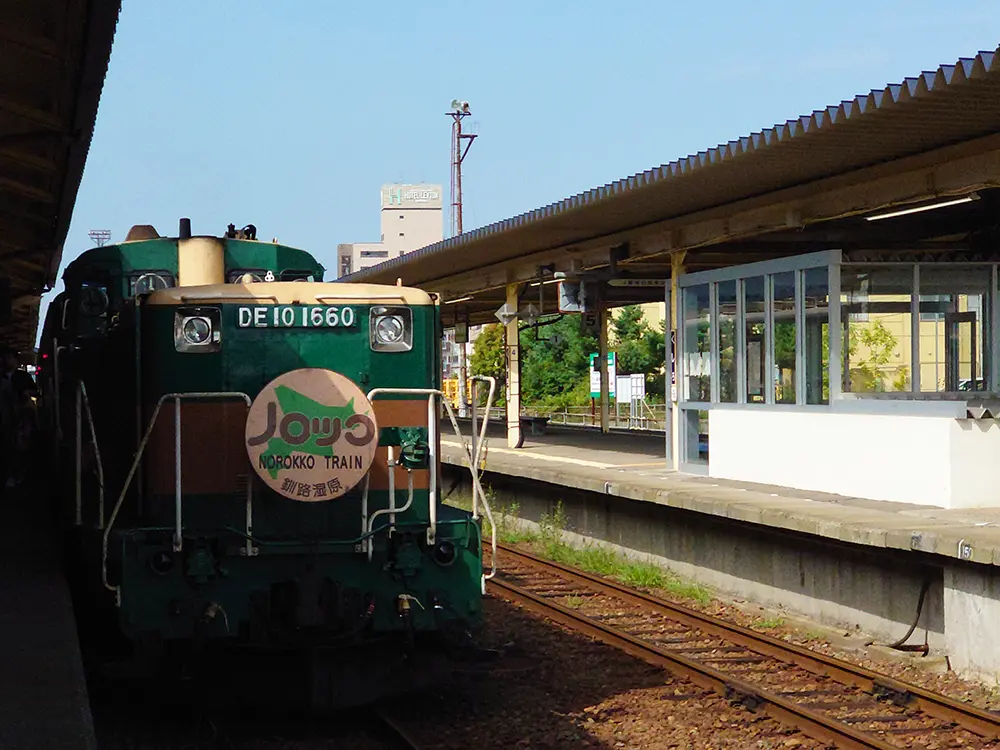 釧路湿原の中を走る観光列車「くしろ湿原ノロッコ号」 | テクテクと