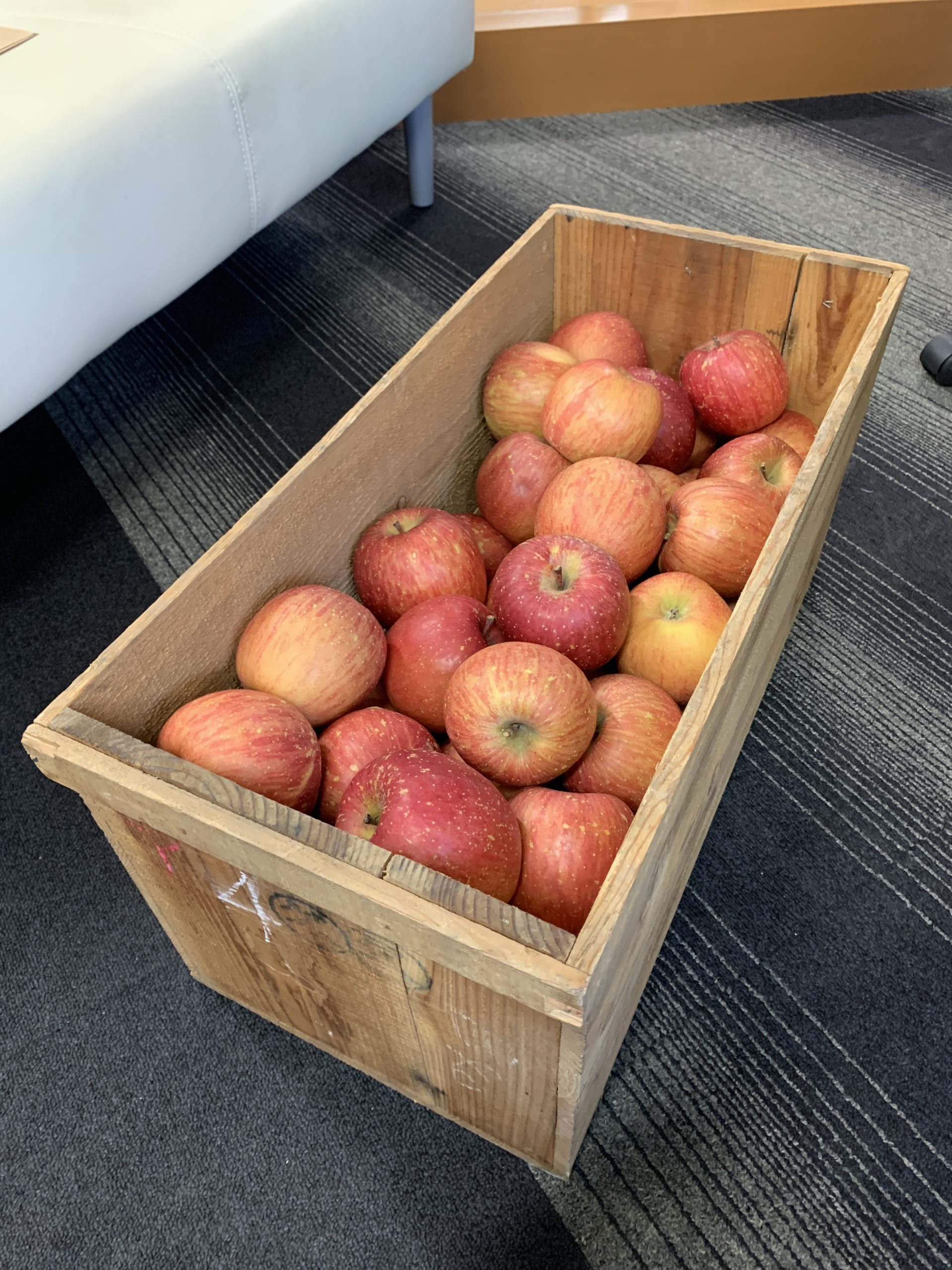 リンゴを箱買いしました(^^♪ | 秋田市の就労継続支援B型事業所