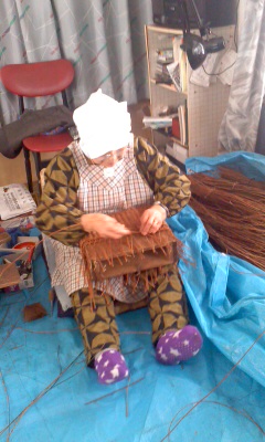 青森県岩木山麓 ここでも80歳になる老婆の手による優れたあけび蔓細工