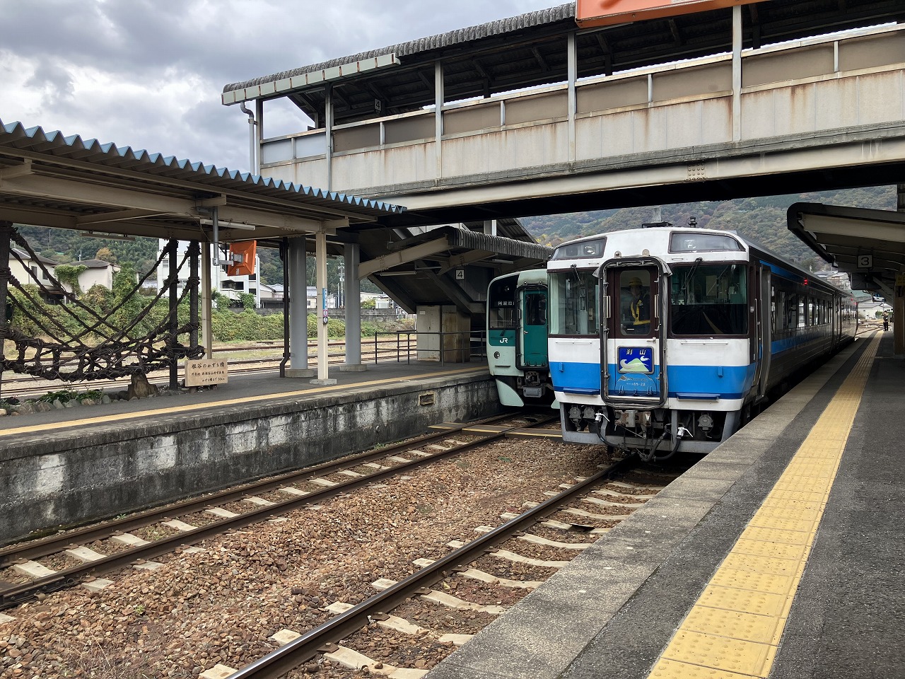 国鉄臭みなぎるレトロ特急、キハ185系特急「剣山」自由席の乗車記 | 鉄