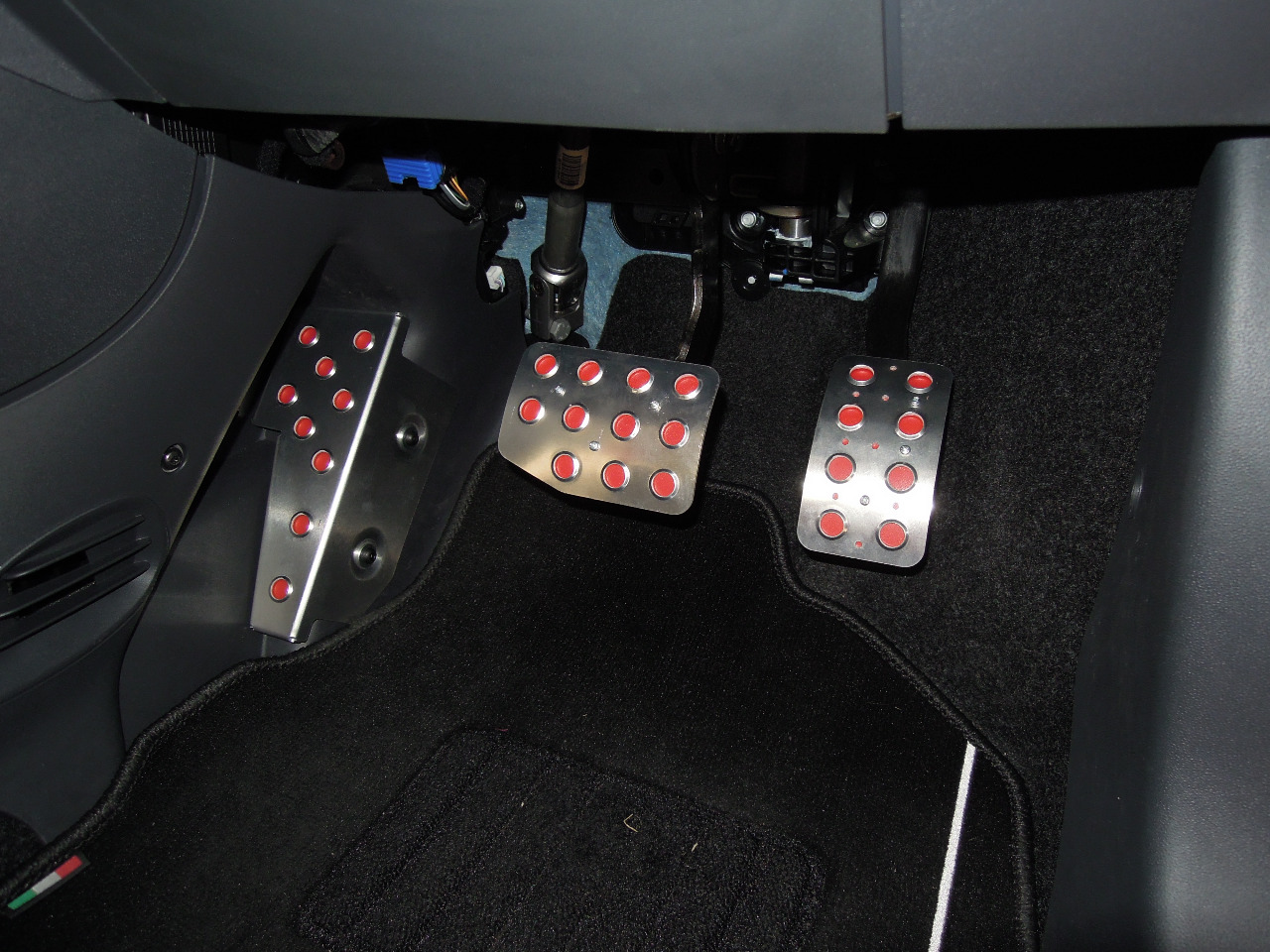 ノンスリップ！フィアット500へアルミペダルお取り付け！ | TB
