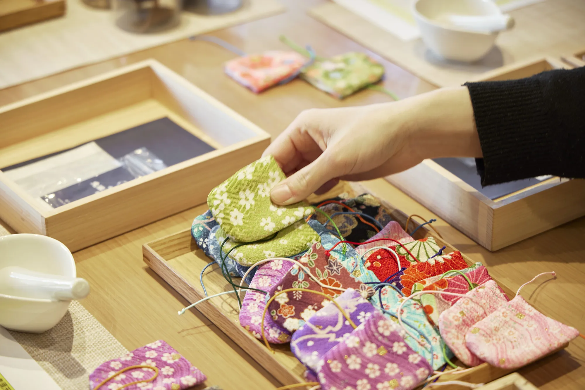 白檀の香りと匂い袋作り体験会 - 日本の香り文化体験｜座香十