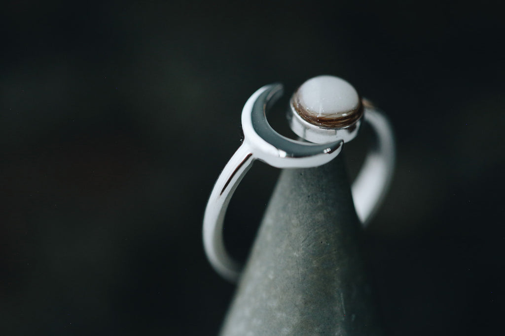 La Luna Ring – The Milky Mudra