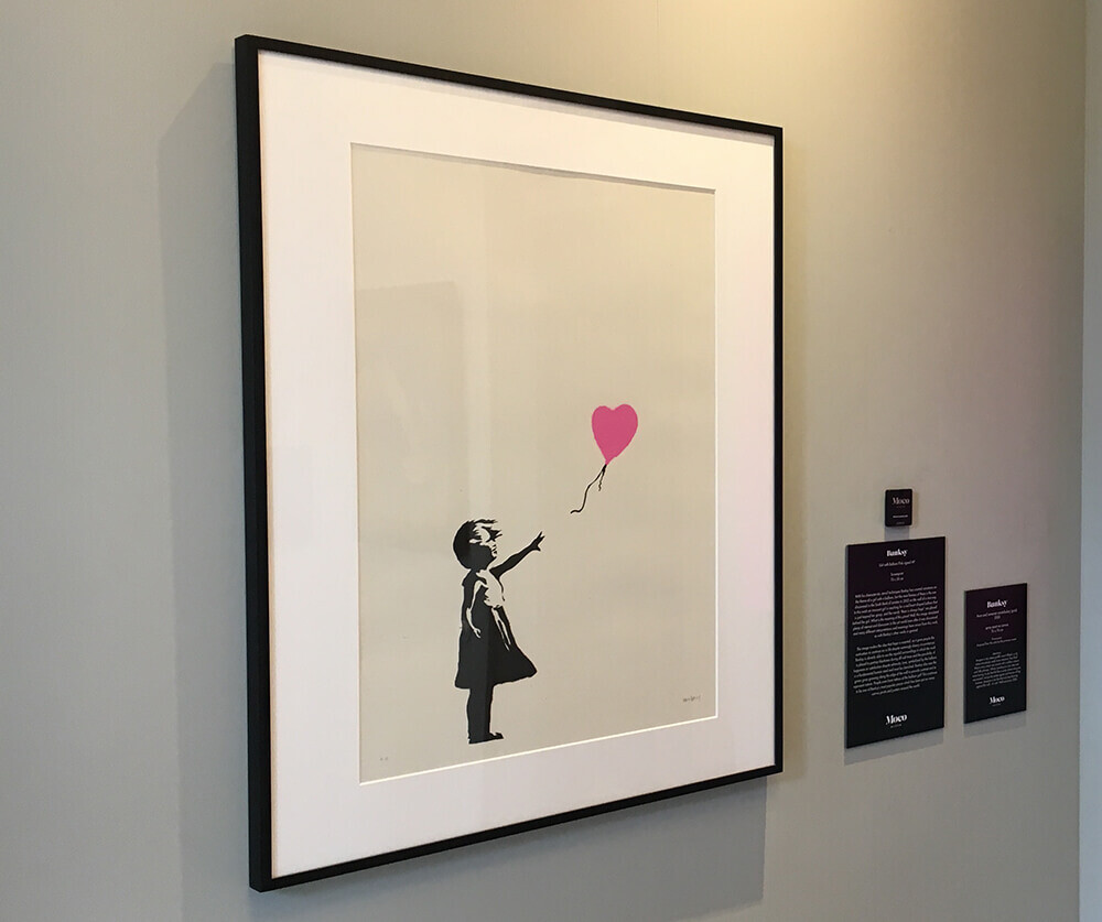 バンクシー Girl with Balloon の意味と解説 | The Art of Banksy