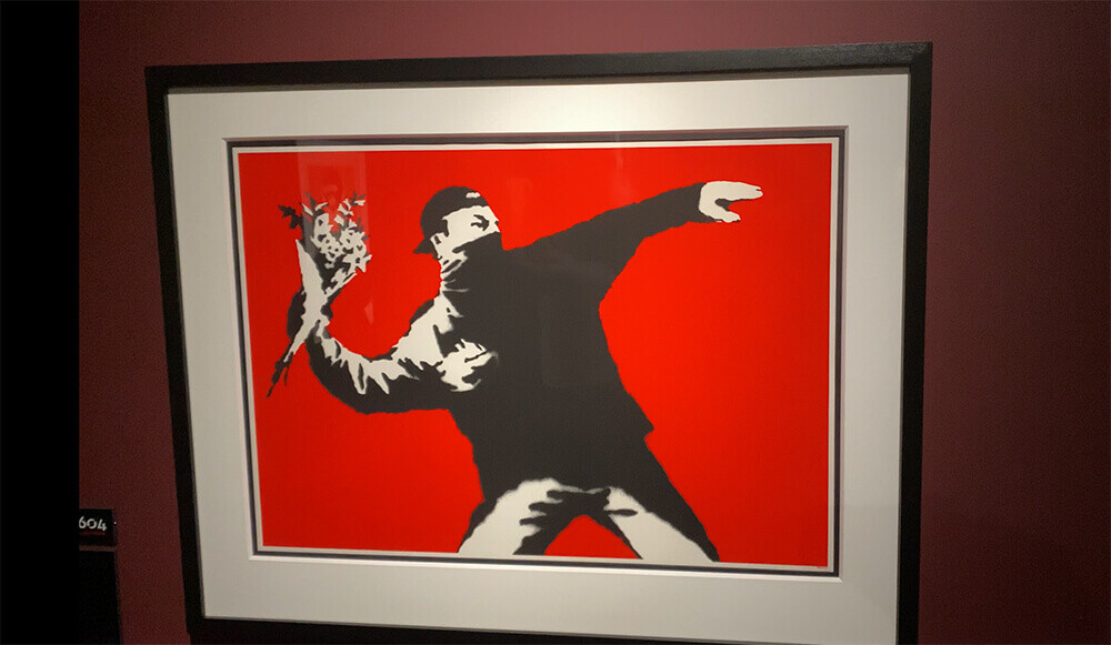 バンクシー「Love is in the Air」作品の意味と解説 | The Art of Banksy