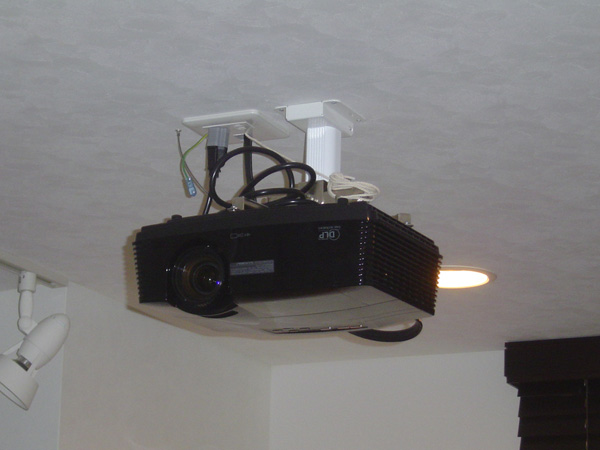 スパイダー2なら難なくクリア！最高です！ | プロジェクタースクリーン