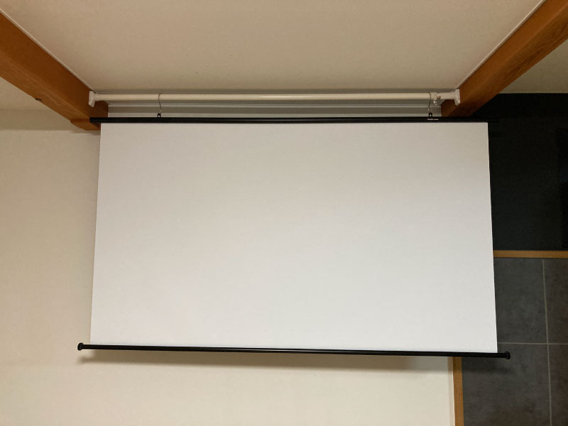 取付工事不要！賃貸OK！突っ張り棒を使用してプロジェクタースクリーン