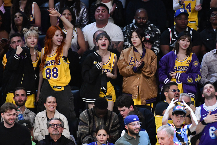 宮脇咲良は“八村ユニ”で登場！ルセラフィムがレイカーズ戦来場にファン