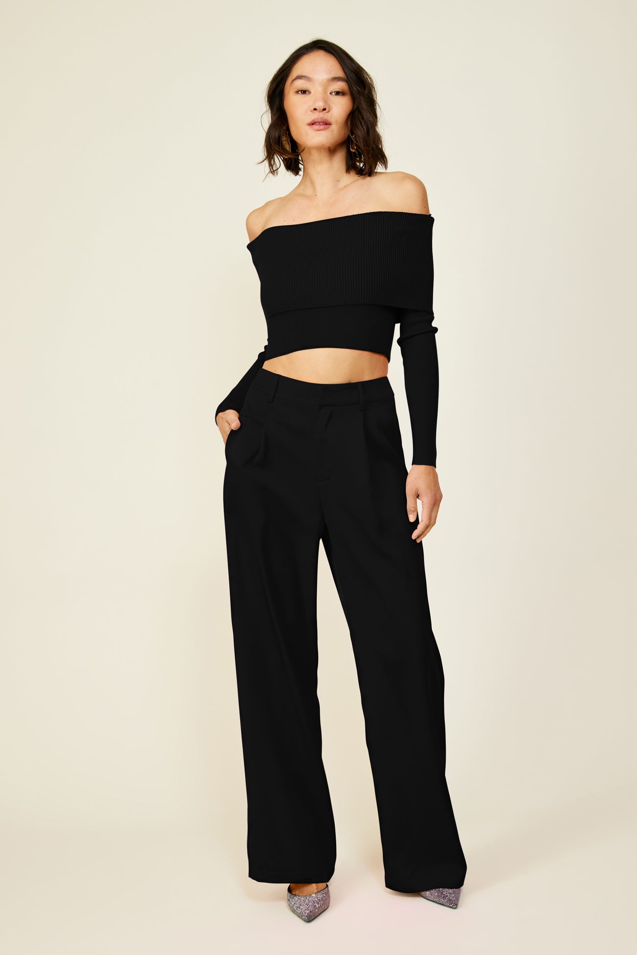 Heart struck sweater (black) – Line & Dot