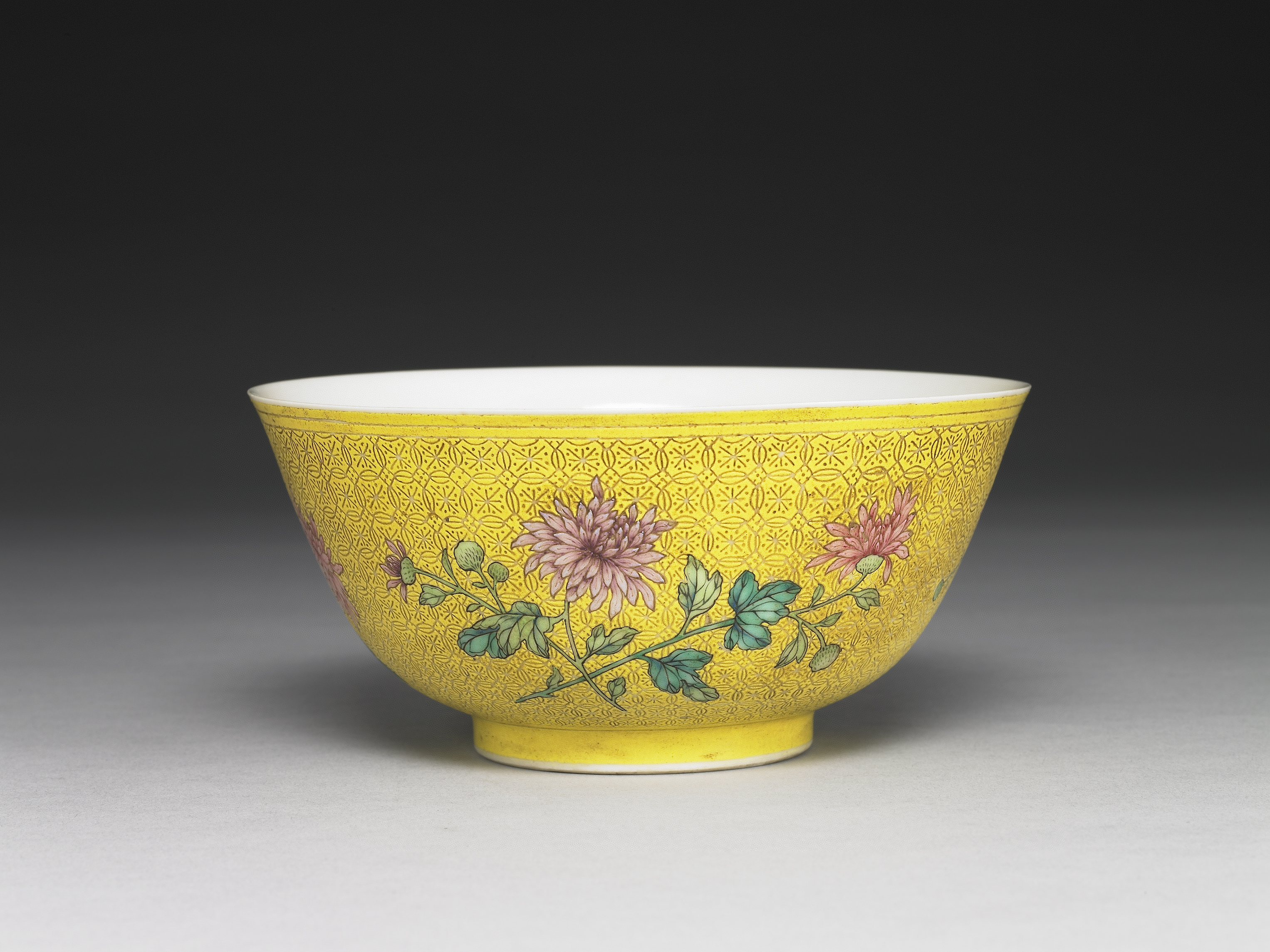 国立故宮博物院 3D文物鑑賞-3D文物-清 乾隆 琺瑯彩黄地剔花菊花碗