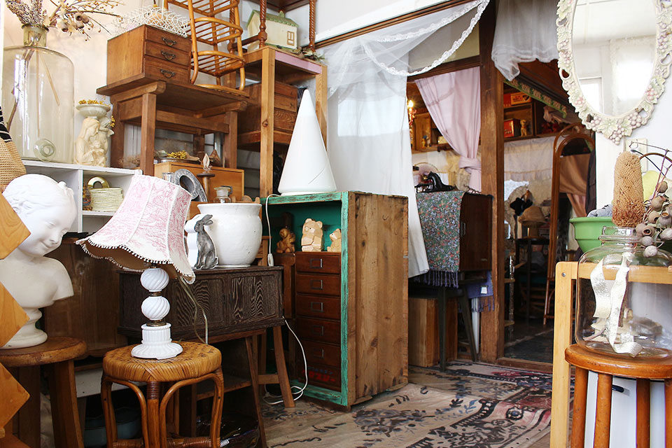 上古町にオープンした「古道具屋MARBLE」で、素敵な家具や雑貨と出会う