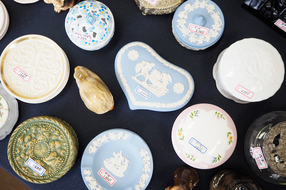 骨董と雑貨がにぎやかに並ぶ、西蒲区の「古美術たけうち」。 | Things