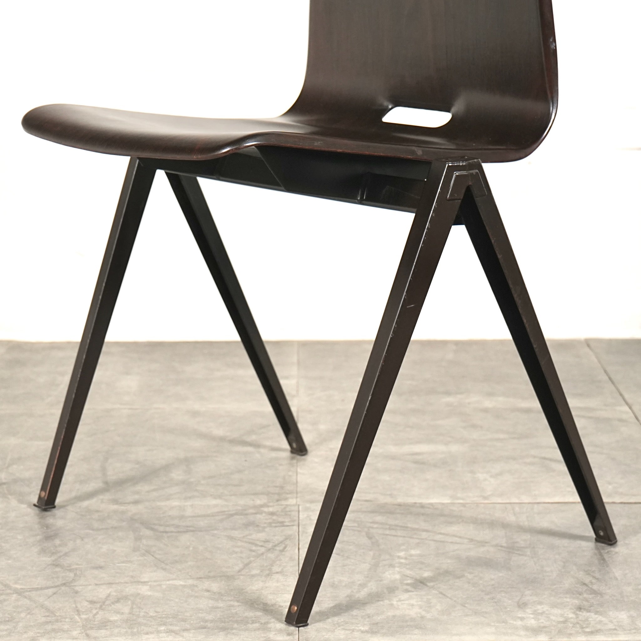 Galvanitas】S22 インダストリアル スタッキングチェア – TIME HYPE