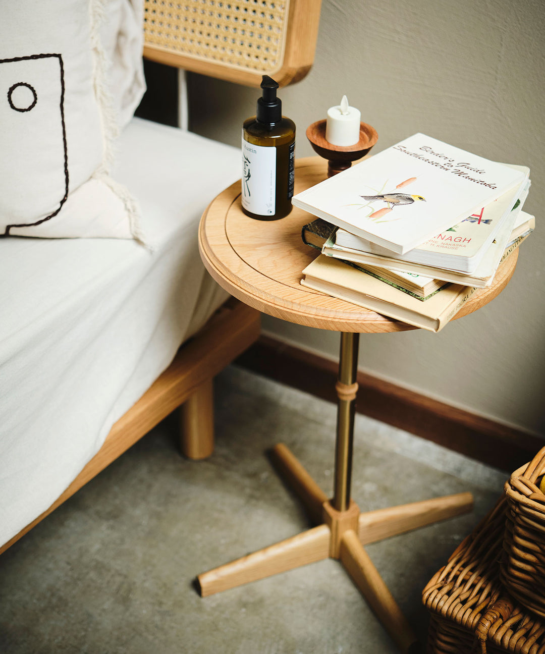 ecruxe（エクリュクス）LIEN ROUND SIDE TABLE OAK｜真鍮塗装と木材の