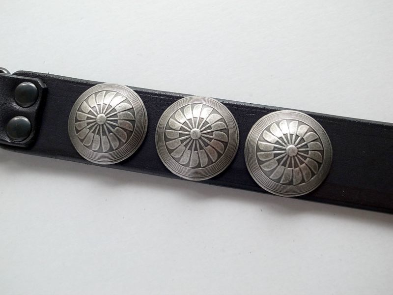 black means コンチョ付き切替レザーベルト ブラック×シルバー - tity