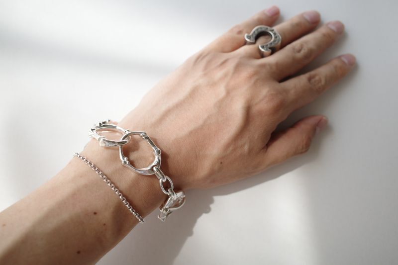 TAKAHIROMIYASHITATheSoloist. bone shaped carabiner bracelet.-S- - tity