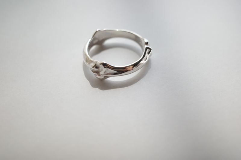 TAKAHIROMIYASHITATheSoloist. bone shaped band ring. - tity