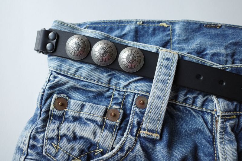 black means コンチョ付き切替レザーベルト ブラック×シルバー - tity