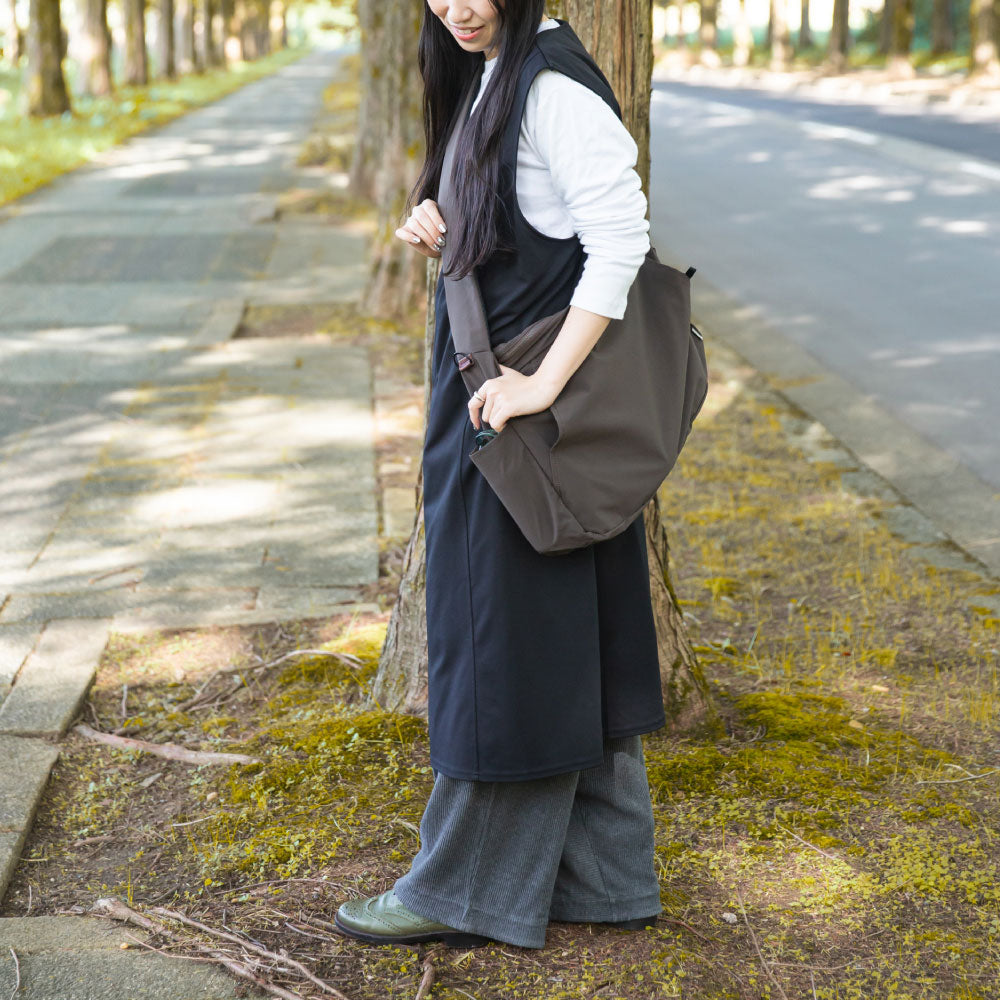 BIG STRAP SHOULDER BAG – TO&FRO 軽さをもってでかけよう。