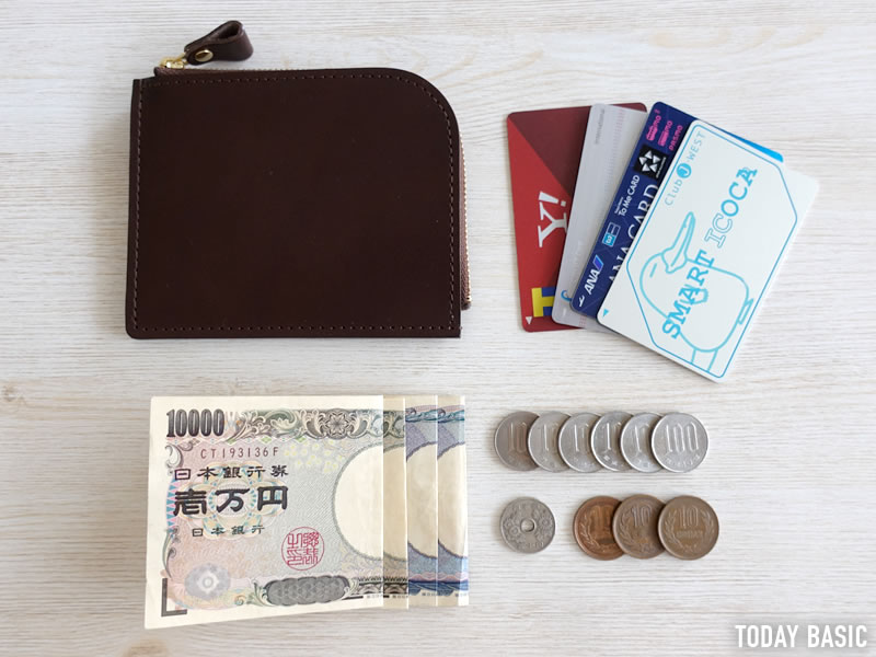 土屋鞄のL字ミニ財布「ナチューラ ヌメ革Lファスナー」。収納写真や
