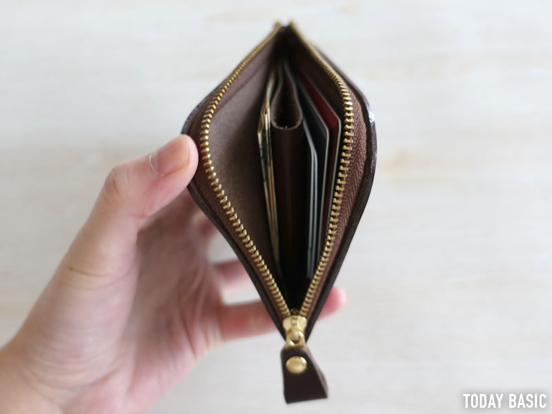 土屋鞄のL字ミニ財布「ナチューラ ヌメ革Lファスナー」。収納写真や