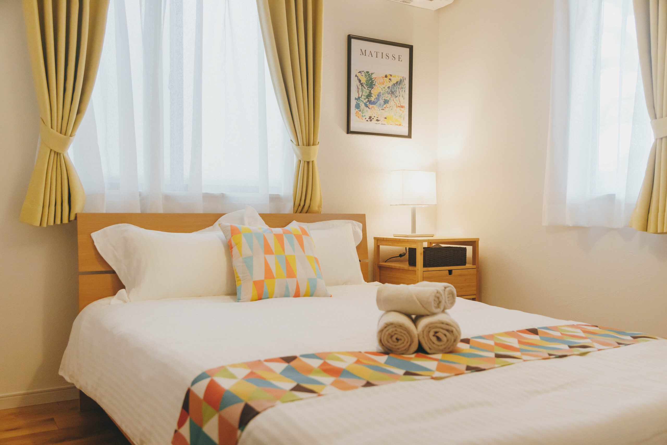 宮古島 / 一棟貸切宿】大迫力スクリーンと安らぎ空間 -東方旅泊-