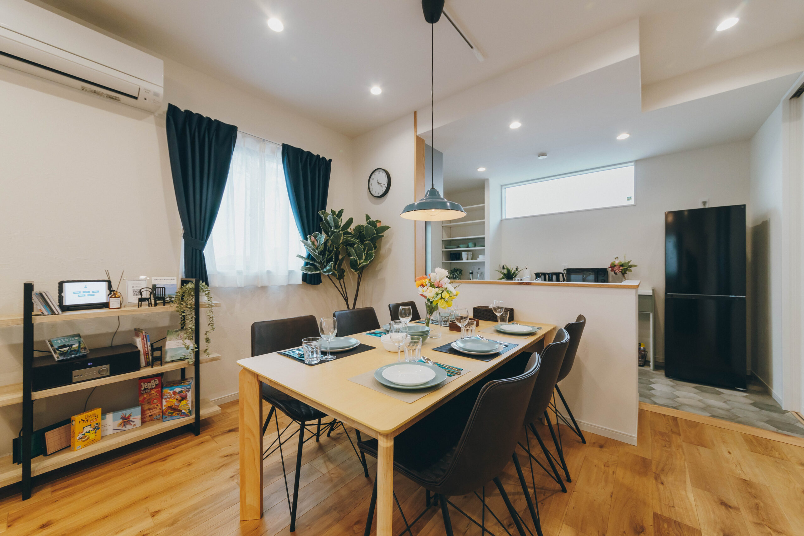 宮古島 / 一棟貸切宿】大迫力スクリーンと安らぎ空間 -東方旅泊-