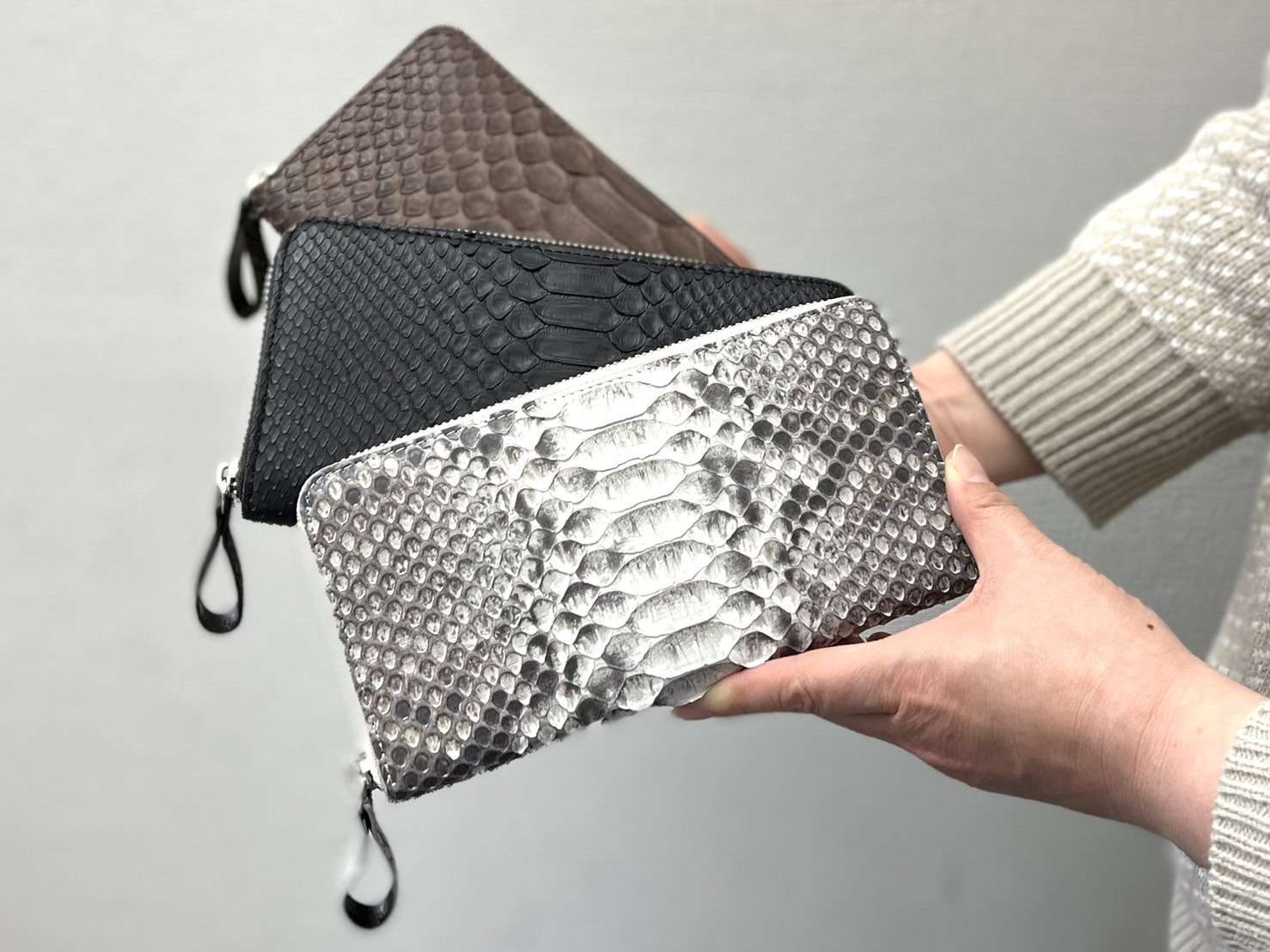 再入荷】ダイヤモンドパイソンラウンドファスナー長財布完成いたしまし