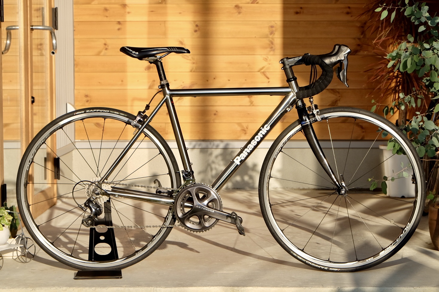 クラフトマンシップ息づくオーダーチタンフレーム Panasonic