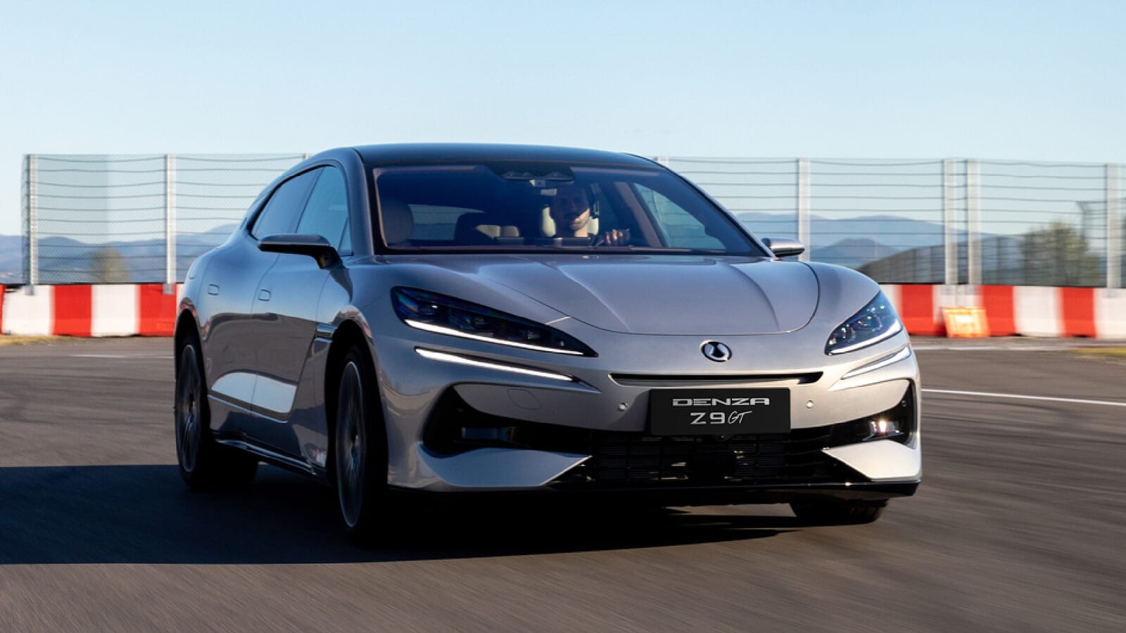 945馬力！BYDの高級ブランド「デンツァ」の新型EVワゴン、Z9 GTが英国