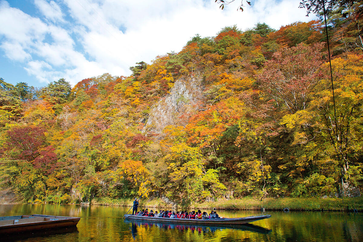 日本百景のひとつ・岩手県「猊鼻渓」で四季折々の渓谷の美しさを舟下り