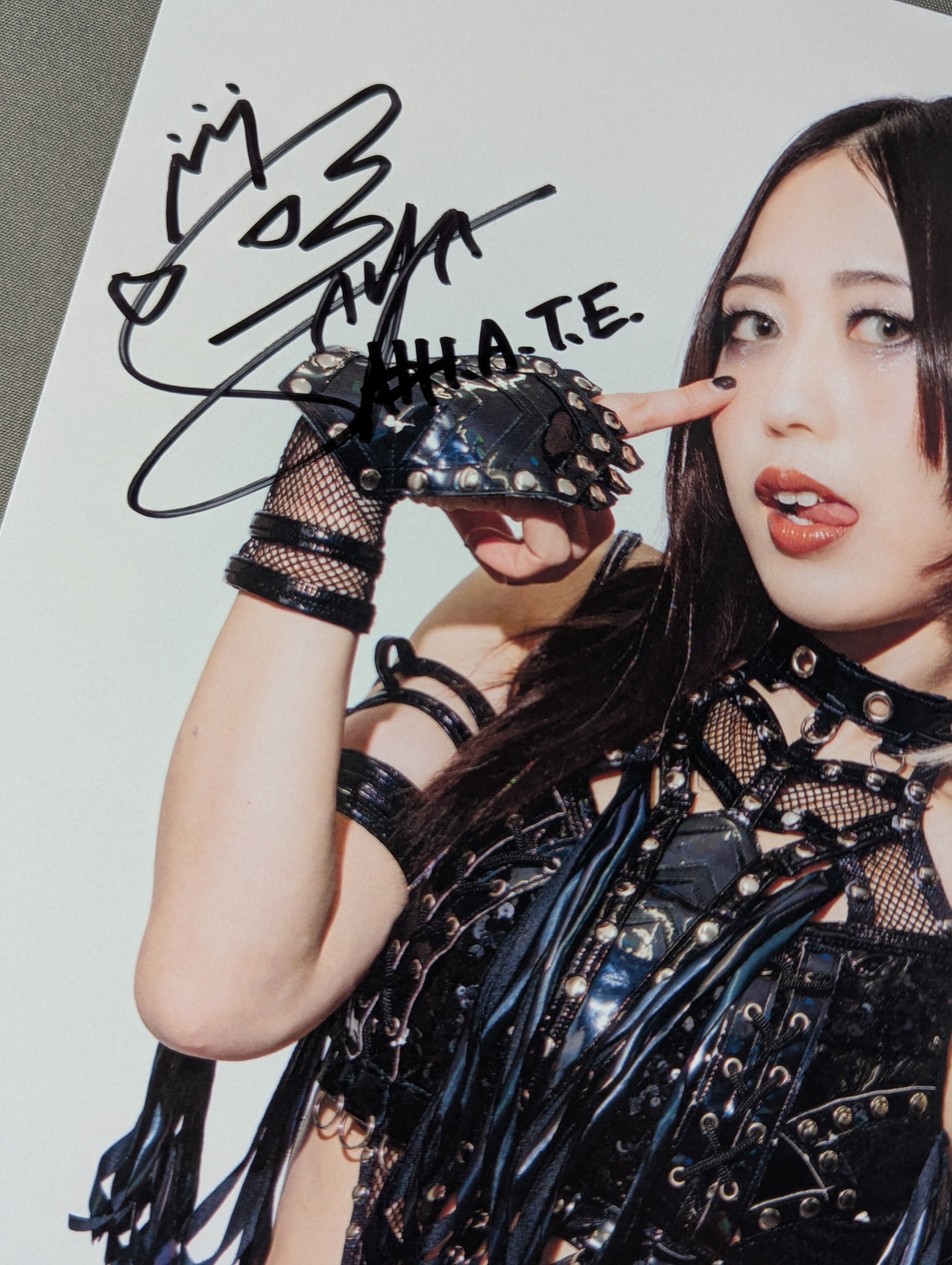 上谷沙弥 直筆サイン入り スターダムポートレート(A-3) – 闘道館