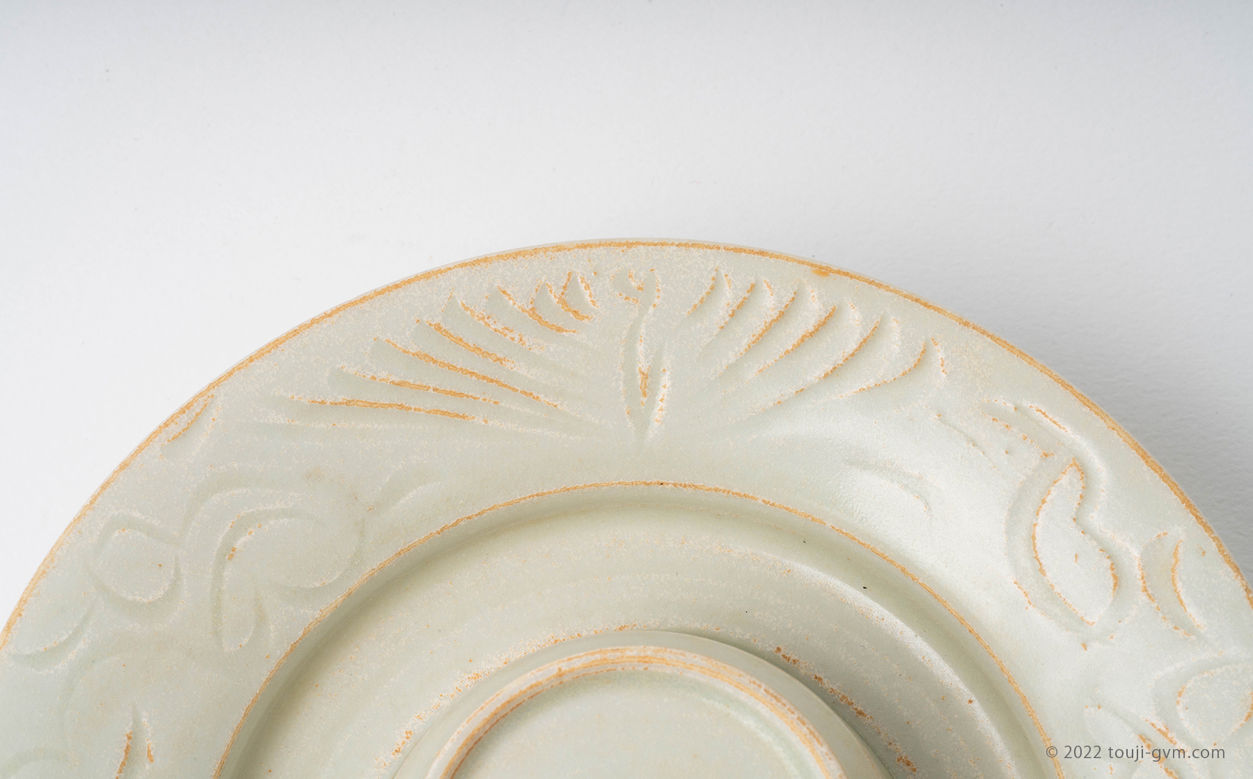 景徳鎮 白磁刻花盞托 – Jingdezhen Cup Stand | 陶磁オンライン美術館