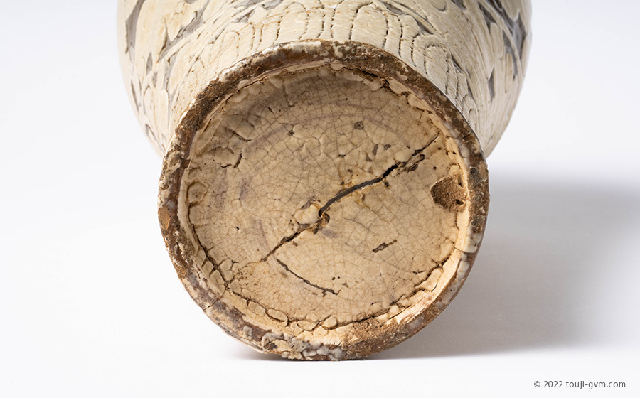 磁州窯 白掻落し唐草文瓶 – Cizhou ware “scraping” | 陶磁オンライン