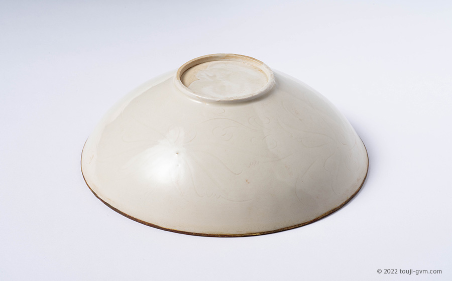 定窯 白磁印花草魚文盤 – Ding ware Plate | 陶磁オンライン美術館ー