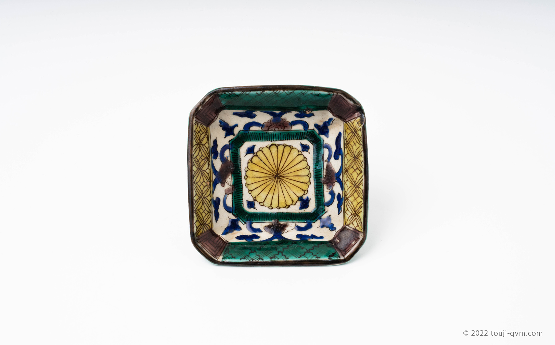 九谷焼 吉田屋窯 色絵菊唐草文小皿 – Kutani Ware | 陶磁オンライン