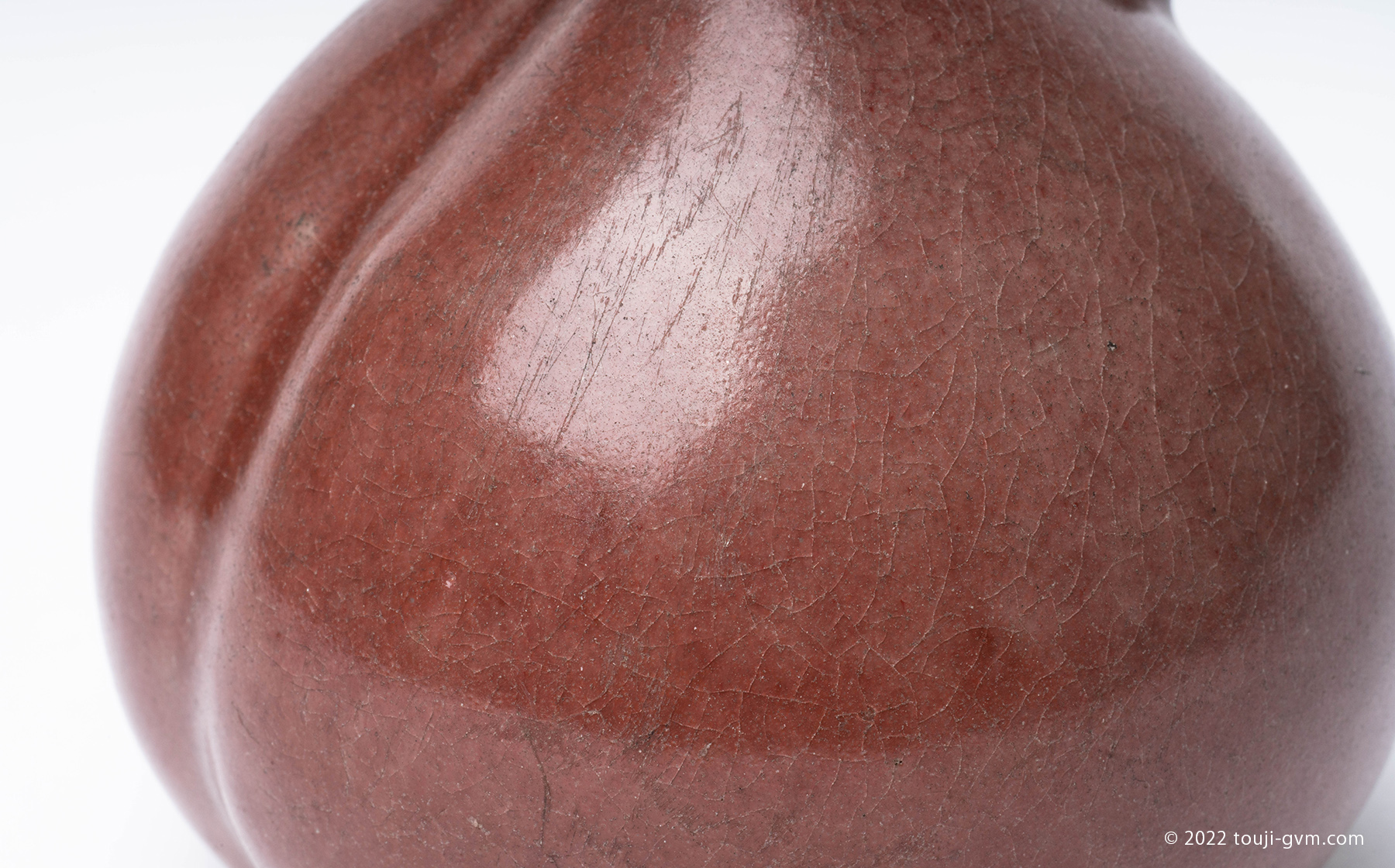 総辰砂桃形水滴 – Peach-Shaped Water Dropper | 陶磁オンライン美術館