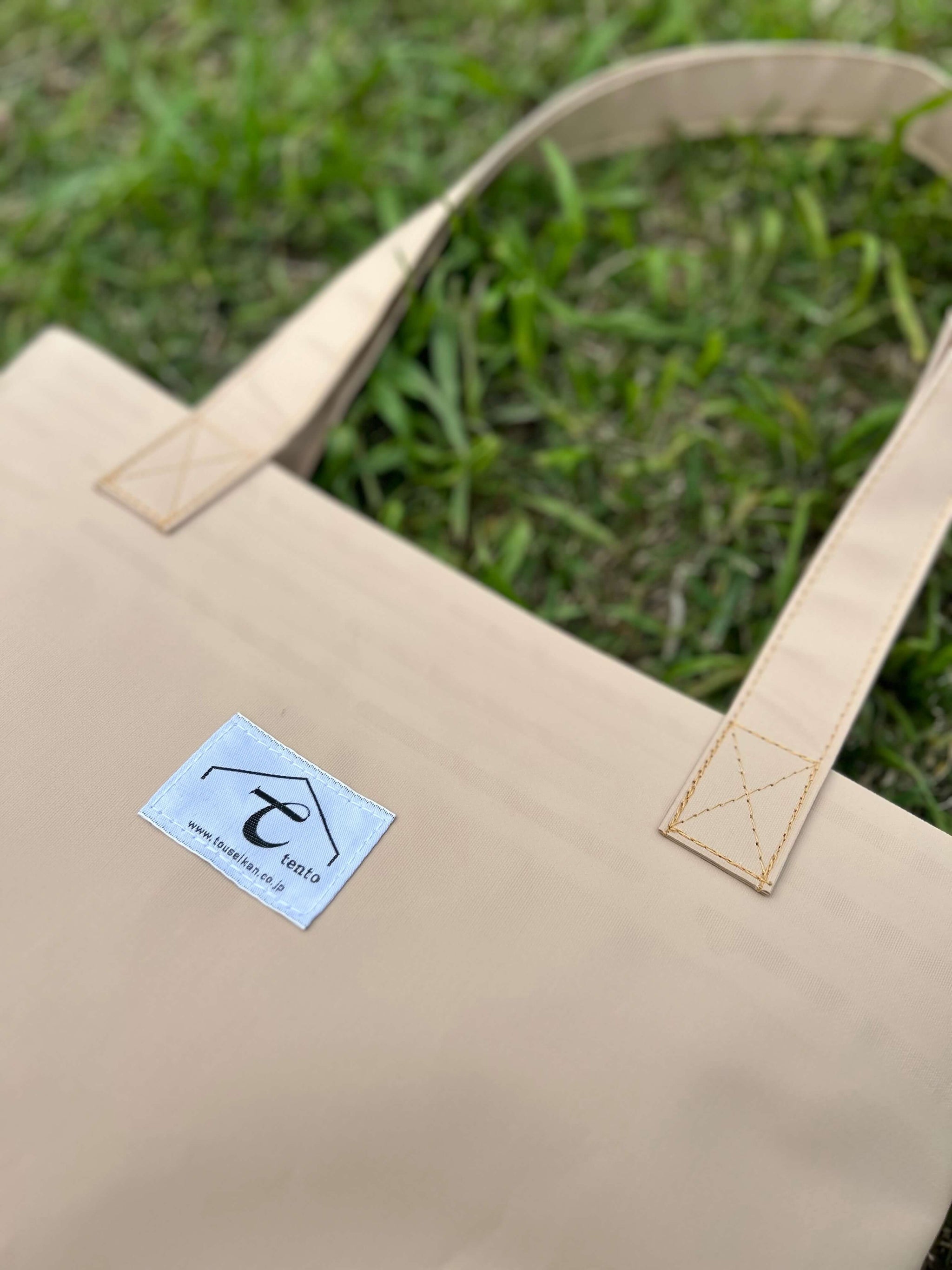 ☆日よけテントのトートバッグ （ベージュ×ラベル白) - 当世館