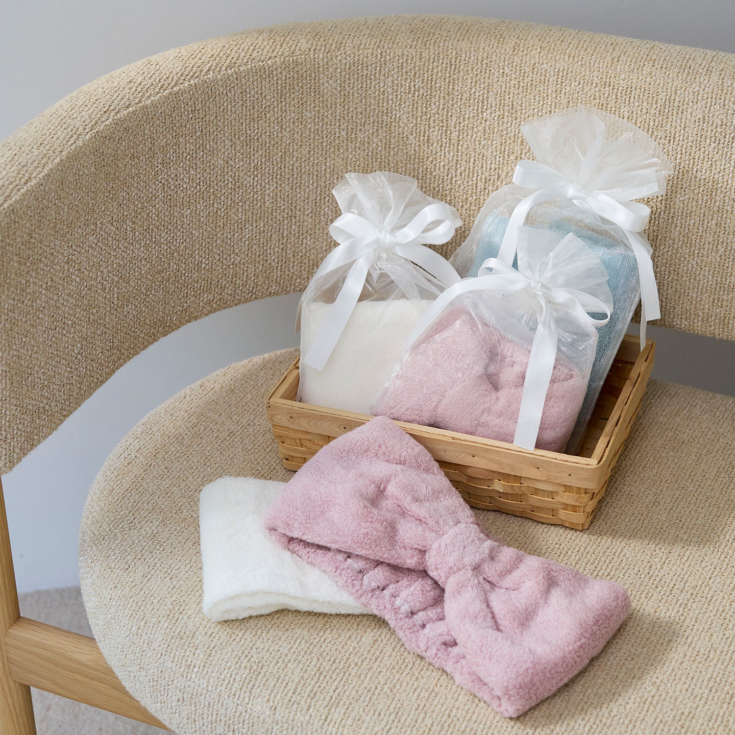 cococi beauty』 アリサ お顔専用タオル(ギフトポーチ入り) – タオル