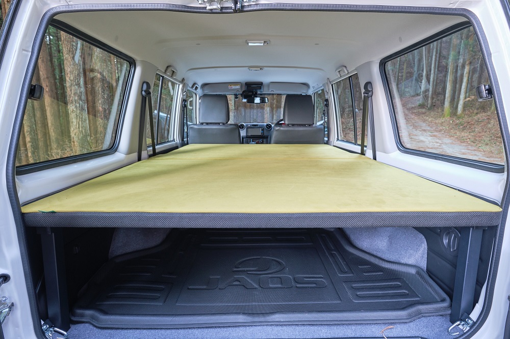 トヨタ ランドクルーザー70専用の車中泊ベッドキットを「東京オート