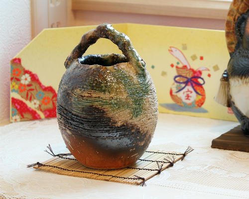 楽天市場】信楽焼 一輪挿し 松皮手付 ミニ 花瓶 陶器 おしゃれ 花入