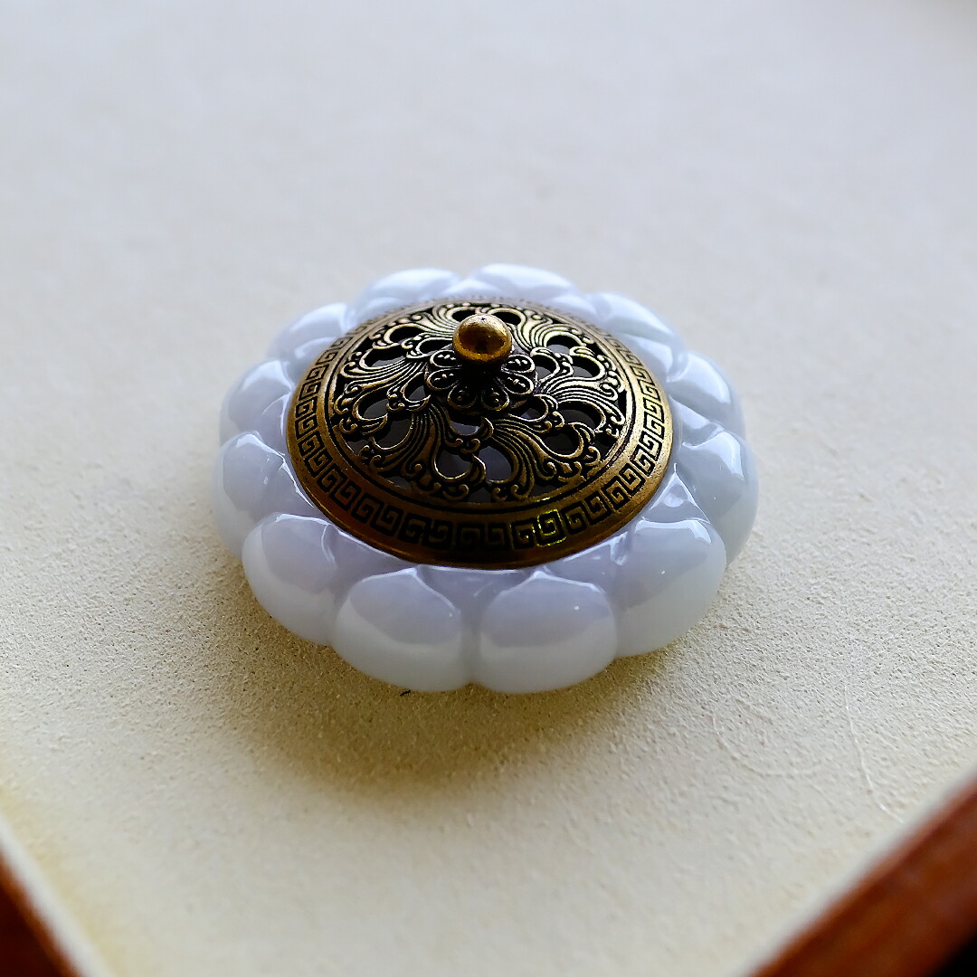 楽天市場】翡翠 (ヒスイ) 彫刻 置物 『LOTUS INCENSE BURNER』 香炉 お