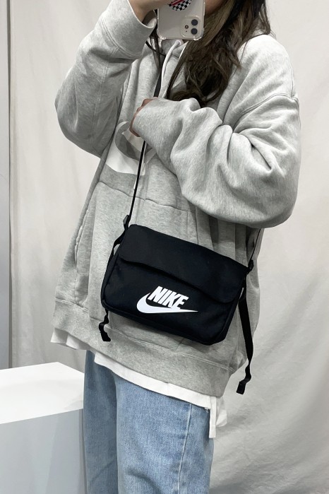 楽天市場】☆送料無料☆NIKE☆FUTURA 365 CROSS BAG CW9300-010 ナイキ